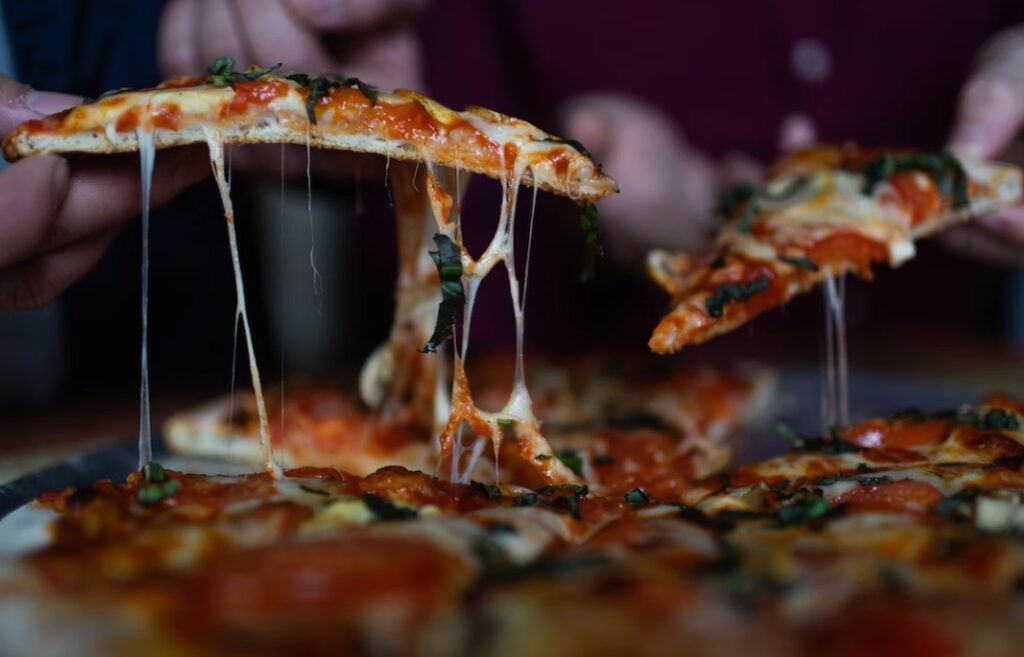 Italienische Pizza mit knusprigem Teig und natürlichen Zutaten