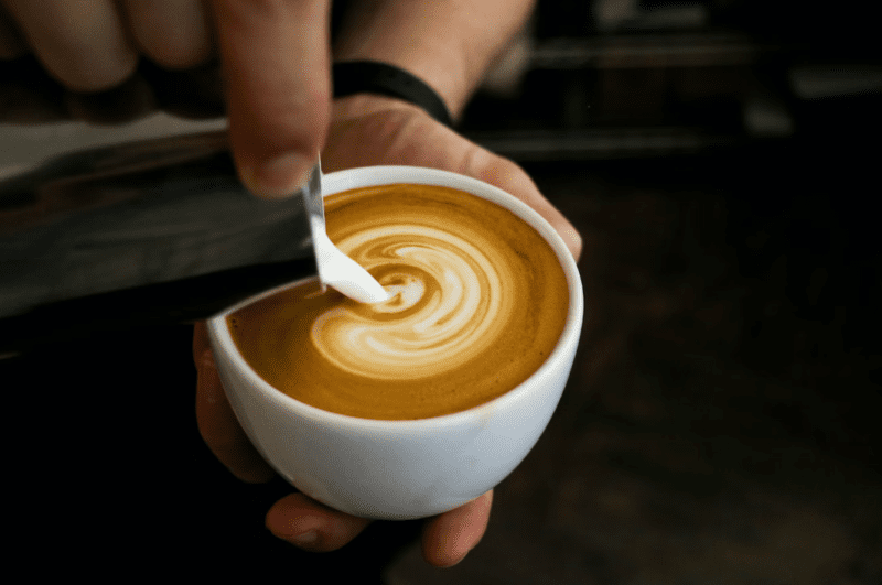 https://unsplash.com/de/fotos/kaffee-in-weissem-keramikbehalter-GJogrGZxKJE